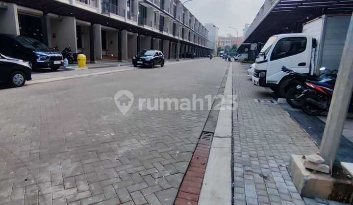 Ready-to-Use Shophouse Flood-Free Near Kelapa Gading Toll Access North Jakarta Ready-to-Use Shophouse Flood-Free Near Kelapa Gading Toll Access North Jakarta