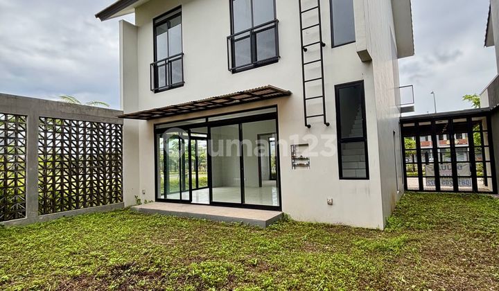 Rumah Posisi Mainroad Hoek di Tarubhawana Kota Baru Parahyangan