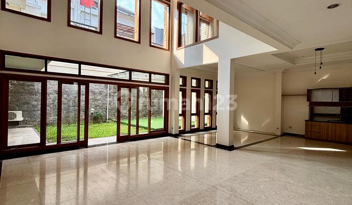 Rumah Bagus Mewah Modern Setraduta Taman Luas