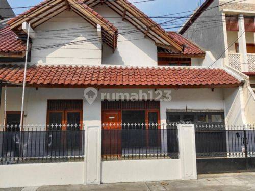 Jual Rumah Murah di Bawah Pasar Dalam Komplek Ampera Kemang 1