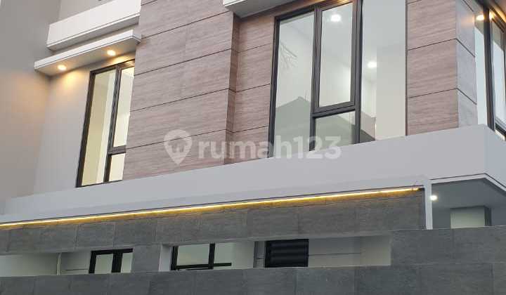 Rumah 3 Lantai Posisi Hook Di Sunter Agung Jakarta Utara 