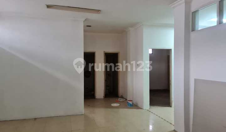 For rent shop house in Pegangsaan, very strategic location.