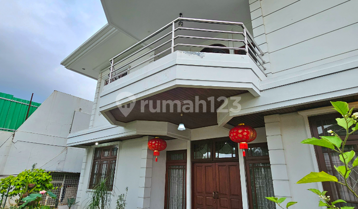 Luxurious and Nice House in Taman Kedoya Baru
