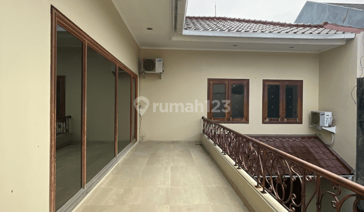 Rumah Minimalis Modern 2 Lantai Ada Kolam Renang  2