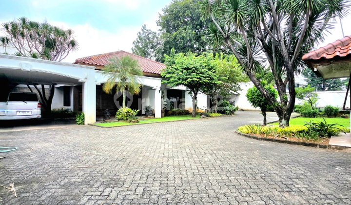Private Estate di Jantung Ampera! Hunian Klasik Megah dengan Taman Seluas 2130 M²
