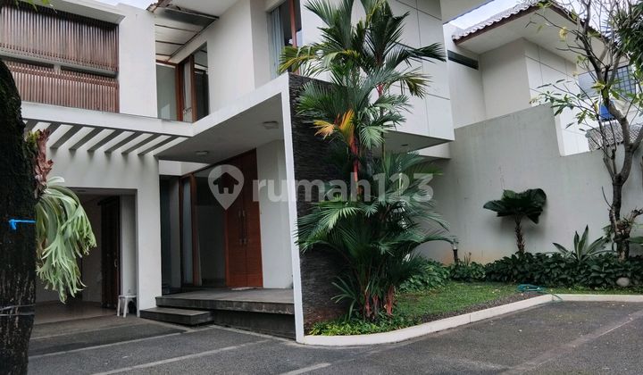 Sebuah Rumah yang Luas dan Nyaman Disewakan di Kawasan Bagus di Kemang 2