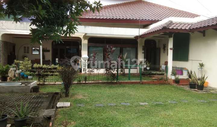 Rumah yang Asri dengan Halaman Luas dan Strategis Rumah yang Asri dengan Halaman Luas dan Strategis