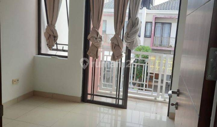 Rumah rapi semi furnished di Green Lake City Cluster Asia Jakarta Barat  1