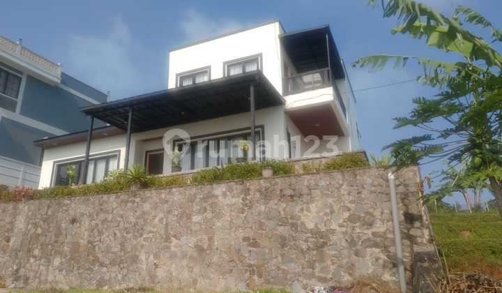 Villa House in the Gunung Puntang Tourist Area with Access to Soroja Toll Road