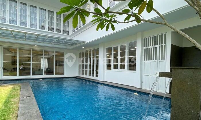 Rumah Mewah Nyaman Fasilitas Eksklusif di Kemang, Jakarta Selatan