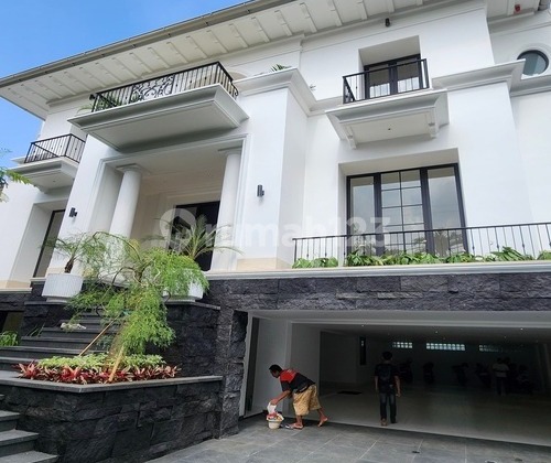 Rumah Mewah Private Lift dan Basement di Kemang Jakarta Selatan