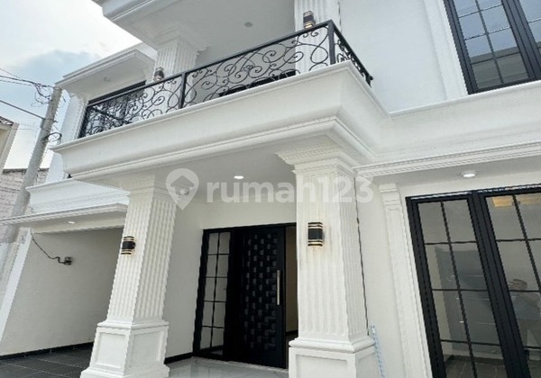 Modern Minimalist House in Jagakarsa, Comfortable & Prestigious Environment 2