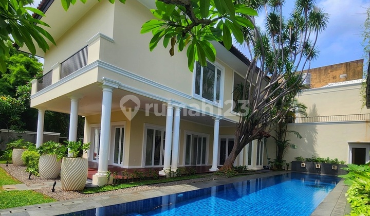 Rumah Modern dengan Backyard Luas di Kebayoran Baru, Jaksel