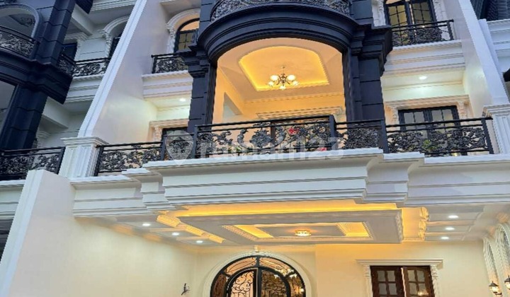 Rumah Mewah American Classic di Jagakarsa, Jakarta Selatan Rumah Mewah American Classic di Jagakarsa, Jakarta Selatan