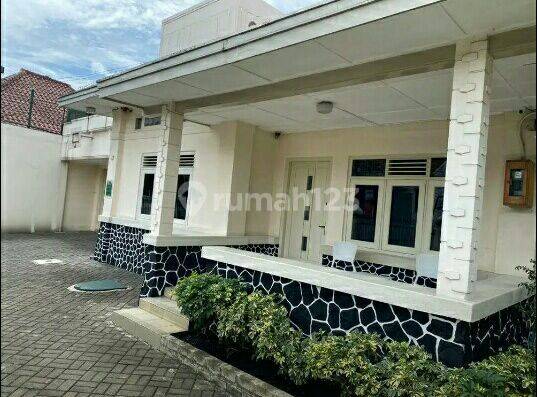 Rumah kolonial desain modern di tengah kota bandung 1