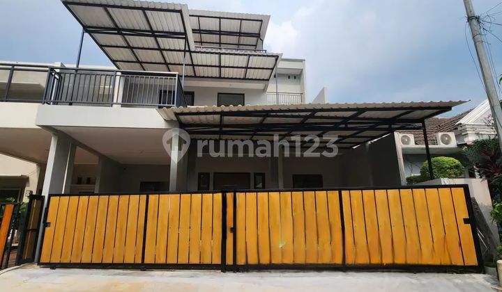 Dijual Rumah Full Renov 3 Lantai di Perumahan Taman Crysant 1, BSD City, Tangerang