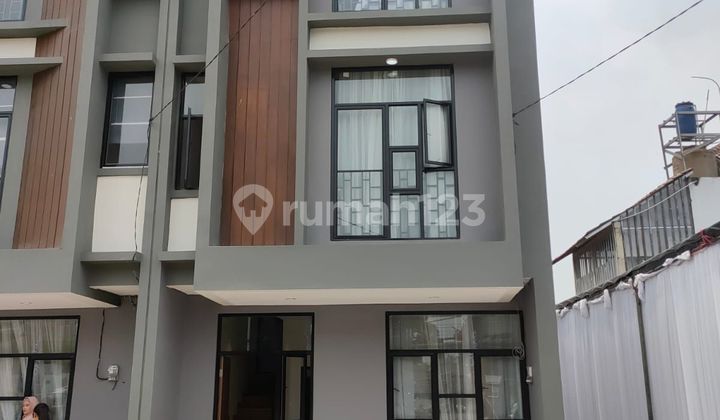 RUMAHB3 LANTAI DI TANGERANG SELATAN  DEKAT KE BSD CITY