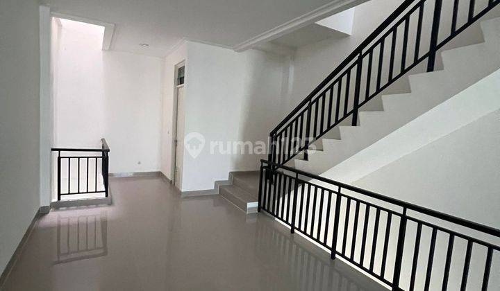 Disewakan Rukan 3 Lantai. Ukuran (5x15) Lokasi Strategis Cocok Untuk Kantor Dan Kuliner. Ada 2 Unit Harga Sewa Per Unit Rp 330.000.000 Juta/Pertahun. (nego).minimal Sewa 2 Tahun 2