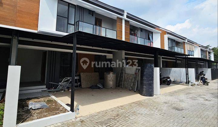Rumah Mewah 2 Lantai di Barat RSA UGM Kronggahan Sleman 1