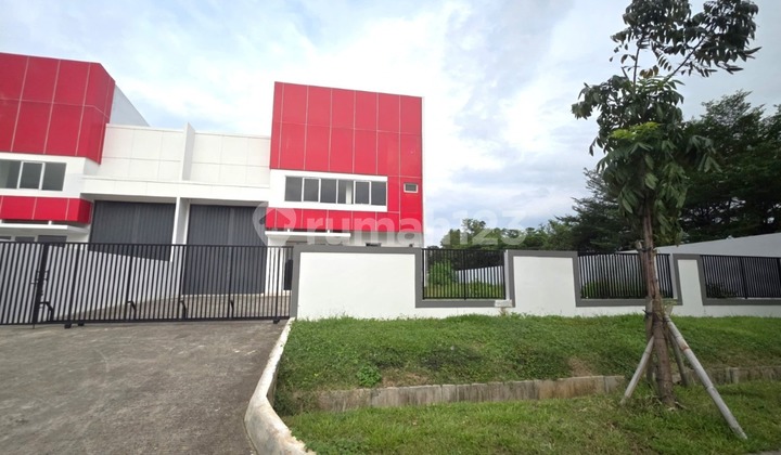 Gudang Three In One Building Posisi Hoek di Kawasan Industri Jababeka