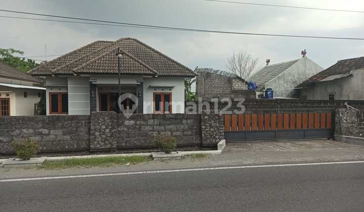 For Rent Large House Suitable for Office and Residence Near UII Campus and PPGP Iron Jangkang Campus For Rent Large House Suitable for Office and Residence Near UII Campus and PPGP Iron Jangkang Campus