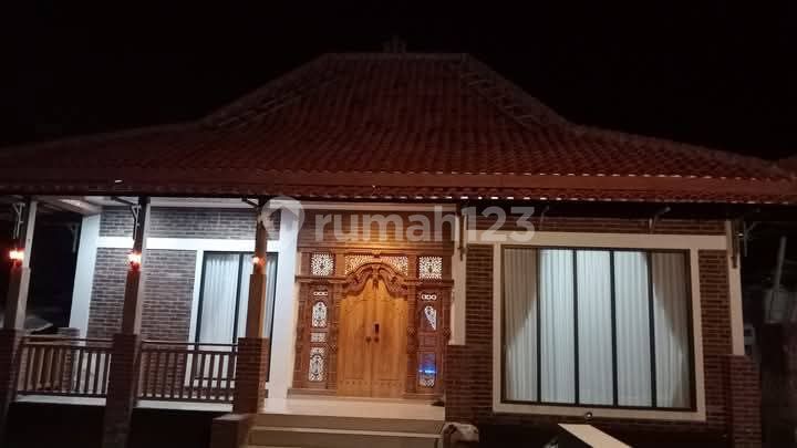 Disewakan Rumah Classic Full Furnish Dengan Kolam Renang Pribadi Dekat Sambisari 2