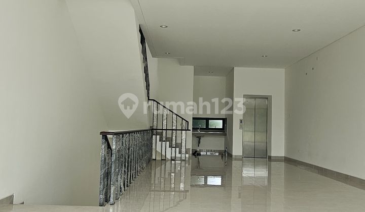 For Rent 4-Story Shophouse, Strategic Location by the Main Road at Iconix Studio Loft BSD City. YL EFB