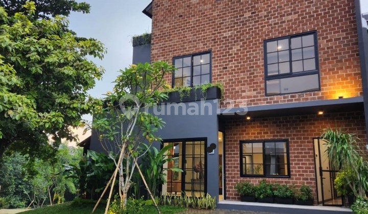 Dijual Rumah 3 Lantai Bagus Bangunan Mandiri Semi Furnish Siap Huni, BSD Delatinos. Wndefgs