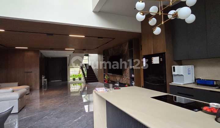 Turun Harga!! Dijual Rumah Baru Mandiri Furnished Swimming Pool dan Ruang Entertainment di BSD Taman Giri Loka. TSefa 2