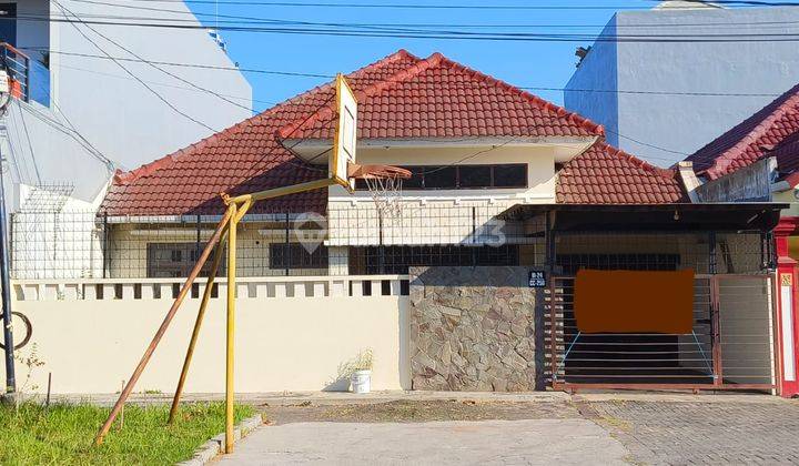 Rumah Nirwana Eksekutif Terawat Bersih. Depan Rumah Masih Ada Tempat Parkir Untuk 2 Mobil. 1