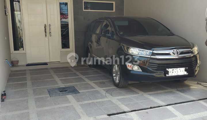 Gress Minimalis 2 lantai Row 3 mobil Rungkut Mapan