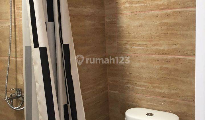 kamar mandi turun harga. apartement the breeze