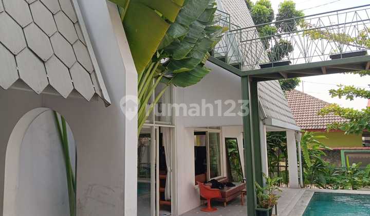 Rumah 2 Lantai Dengan Kolam Renang di Pejaten Jaksel