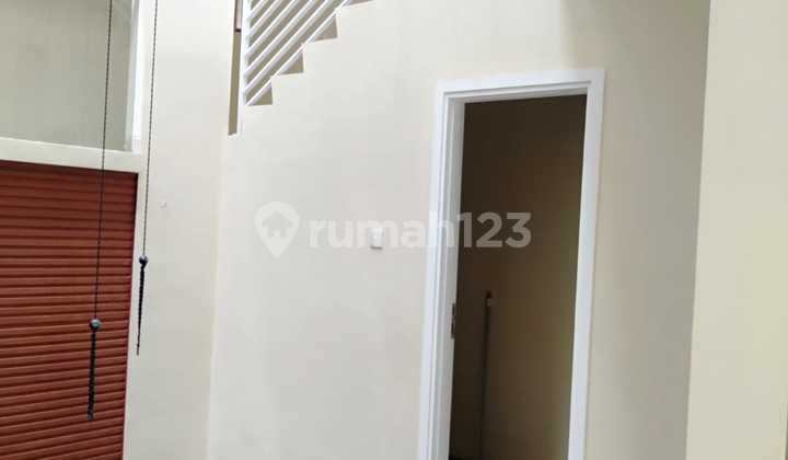 Rumah modern 2 lantai dalam komplek di Kebayoran Village  2