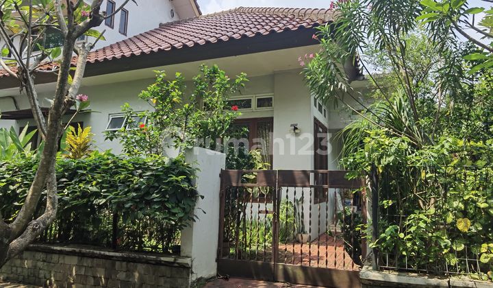 Ready-to-occupy 2-story hook house in Bintaro Sector 6.