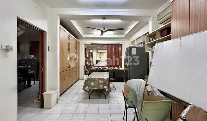FOR SALE QUICK SALE PREMIUM LOCATION KEBAYORAN BARU WELL-MAINTAINED OLD HOUSE, BUILDING ALREADY MODIFIED FOR BUSINESS