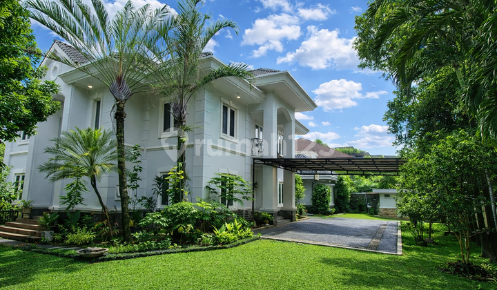 Rumah Mewah Klasik 2 Lantai + Basement di Kawasan Elit Kebayoran Baru - LT 1.026 M², Pool & Parkir 16 Mobil