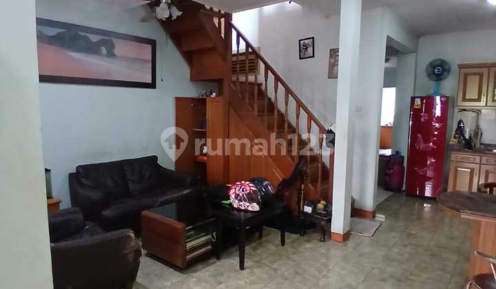 Dijual Cepat Rumah 3 lantai strategis cocok untuk usaha atau kos-kosan 2