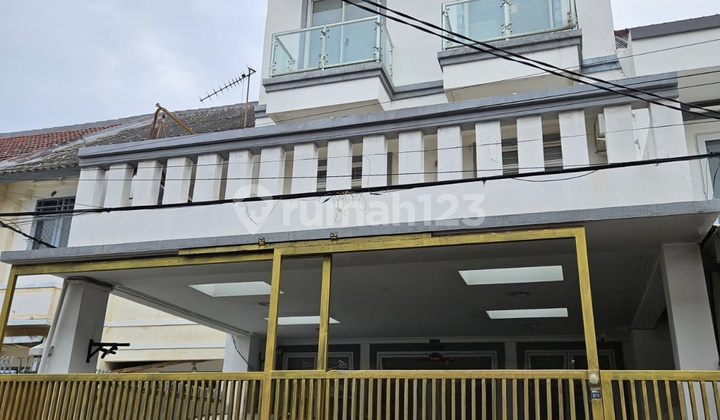 Rumah Bagus di Taman Palem Lestari 3 Lantai Semifurnish