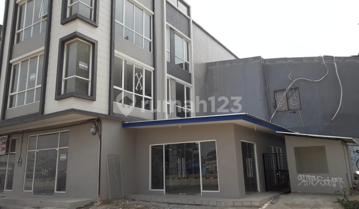 Flood-Free Hook Shop House in Royal Palm, Cengkareng, West Jakarta