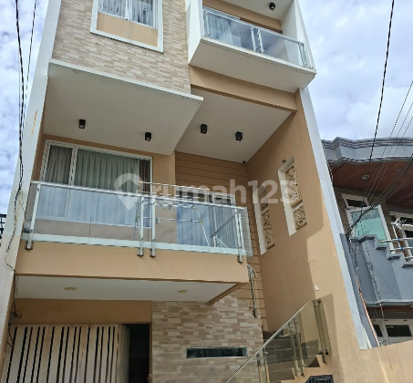 Dijual Rumah Luas 102m2 Siap Huni di Boulevard Kelapa Gading, Jakarta Utara Dijual Rumah Luas 102m2 Siap Huni di Boulevard Kelapa Gading, Jakarta Utara