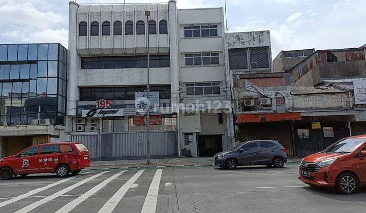 Bangunan ex showroom mobil prime area dekat terminal busway Kampung Melayu 