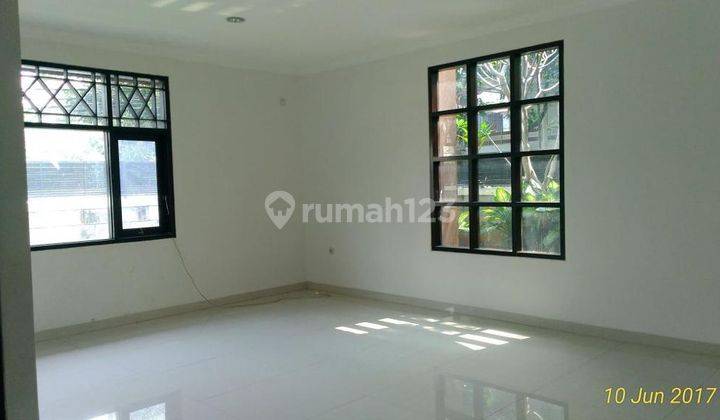 Dijual Rumah Dengan Tanah Luas di Jl. Prapanca 2