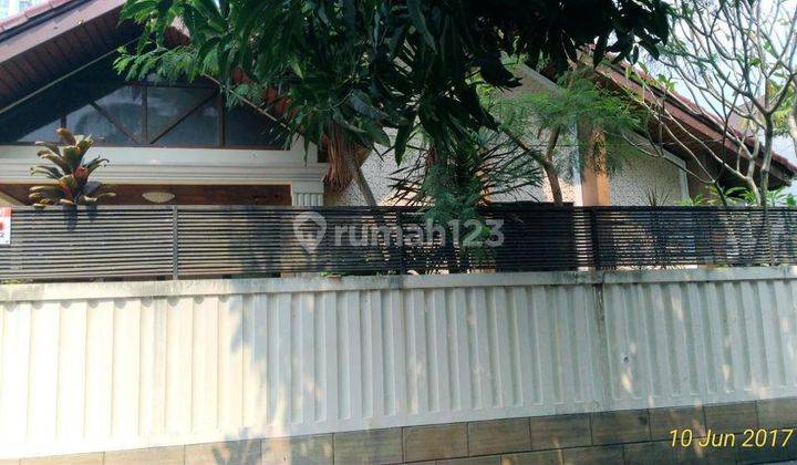 Dijual Rumah Dengan Tanah Luas di Jl. Prapanca 5