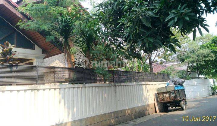 Dijual Rumah Dengan Tanah Luas di Jl. Prapanca 4