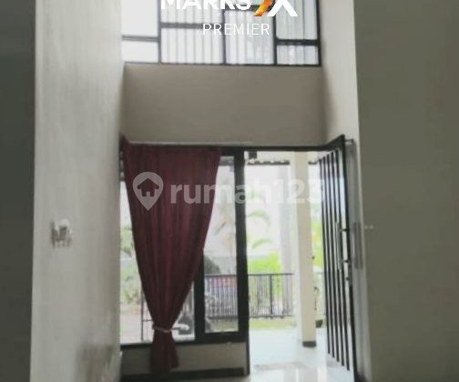 ruang tamu rumah terawat siap huni di