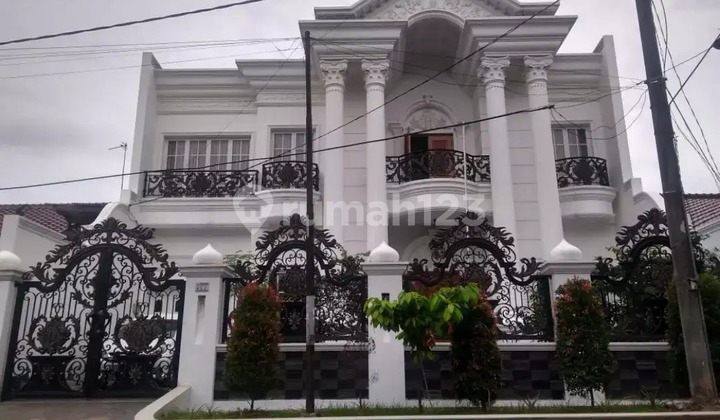 Dijual Rumah Mewah Furnish Dalam Komplek di Billymoon