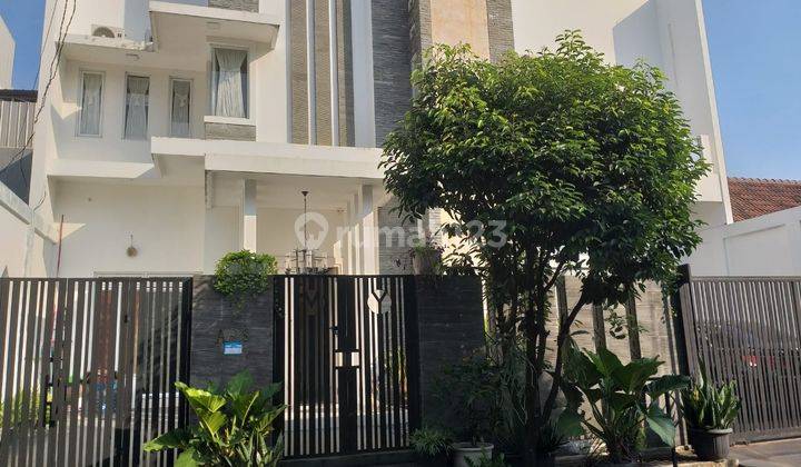 Dijual Cepat Rumah Keren, Ada Private Pool Di Kemang Pratama 1