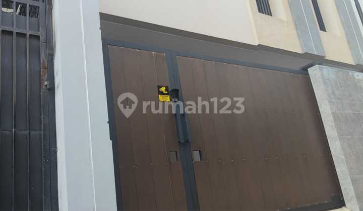 For Sale: 3-Story Boarding House Building, 30 Rooms, Area 250m2, Income Tens of Millions, Strategic Location in Kebon Jeruk 2