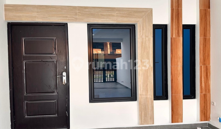 Selling Comfortable House in West Tanjung Duren - Strategic Location Selling Comfortable House in West Tanjung Duren - Strategic Location